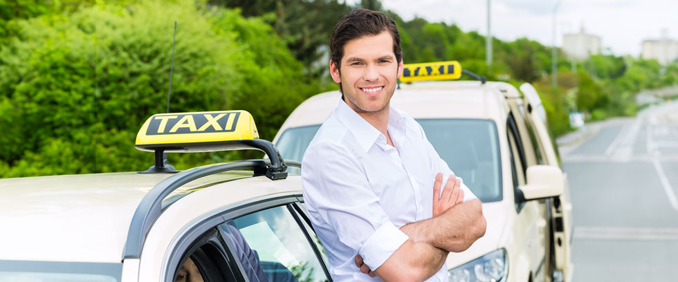 Junger Mann vor Taxi